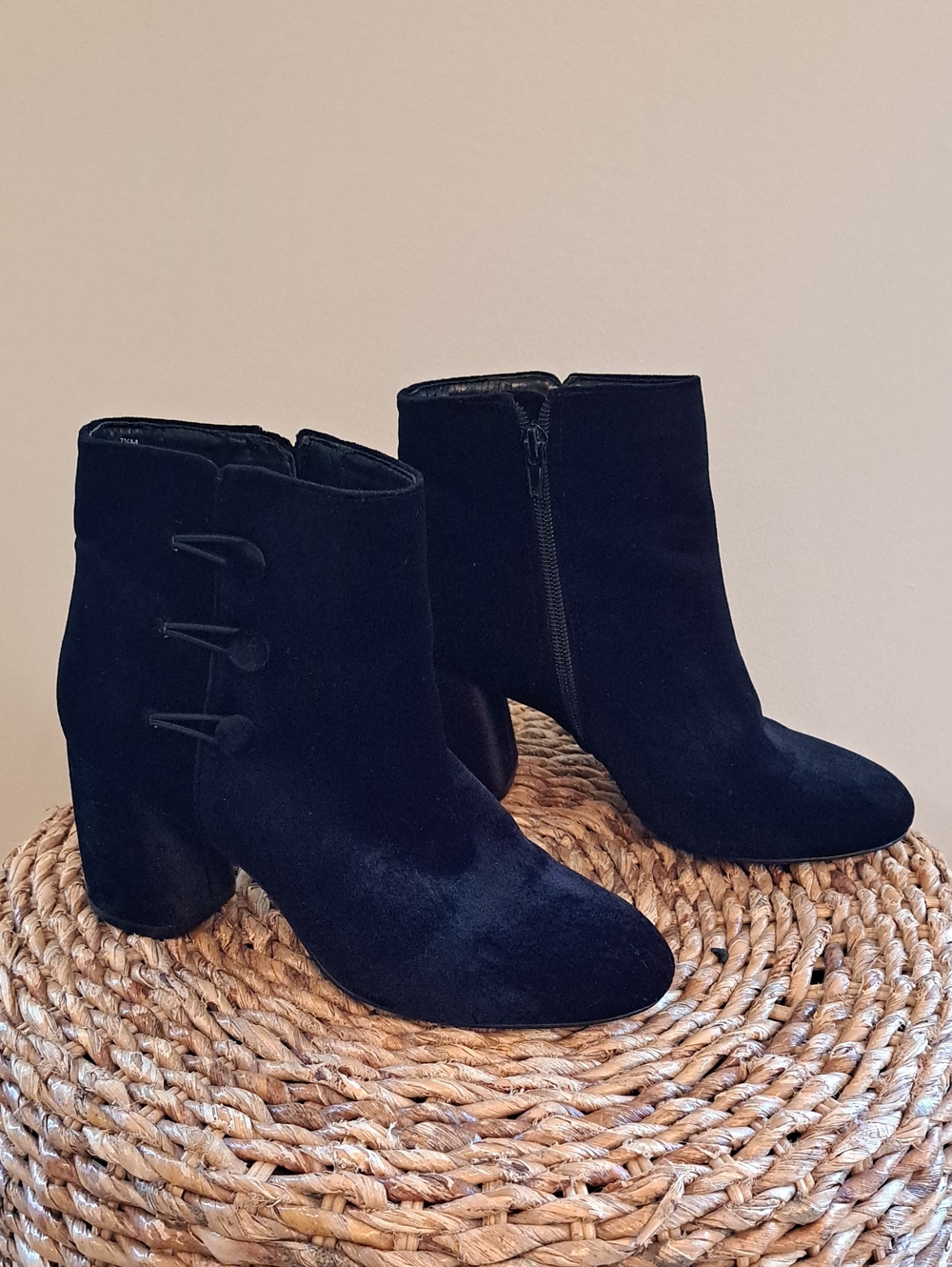 Nine West Womens Khraine Formal/Festive/Preppy Black Velvet Ankle Booties 7.5